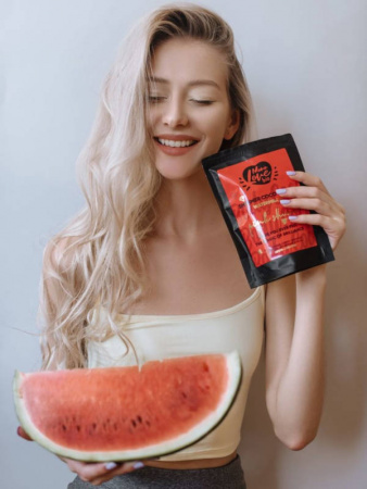 Изображение MonoLove bio, Кокосовый скраб-шиммер для тела Розовый блеск Арбуз-Сквален, 150 г в интернет-магазине Цирюльник